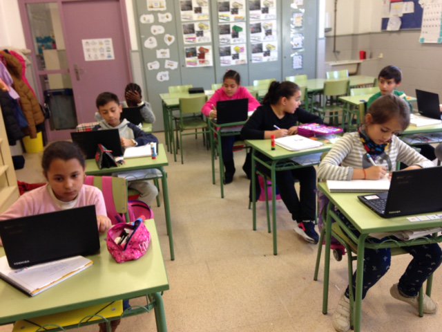 EscolaElPolvori's tweet photo. #novestecnologies. Els alumnes de 6è fent un examen "especial" sobre l'energia. Treballant amb tablets i pissarra digital. https://t.co/nDbi38WCkW