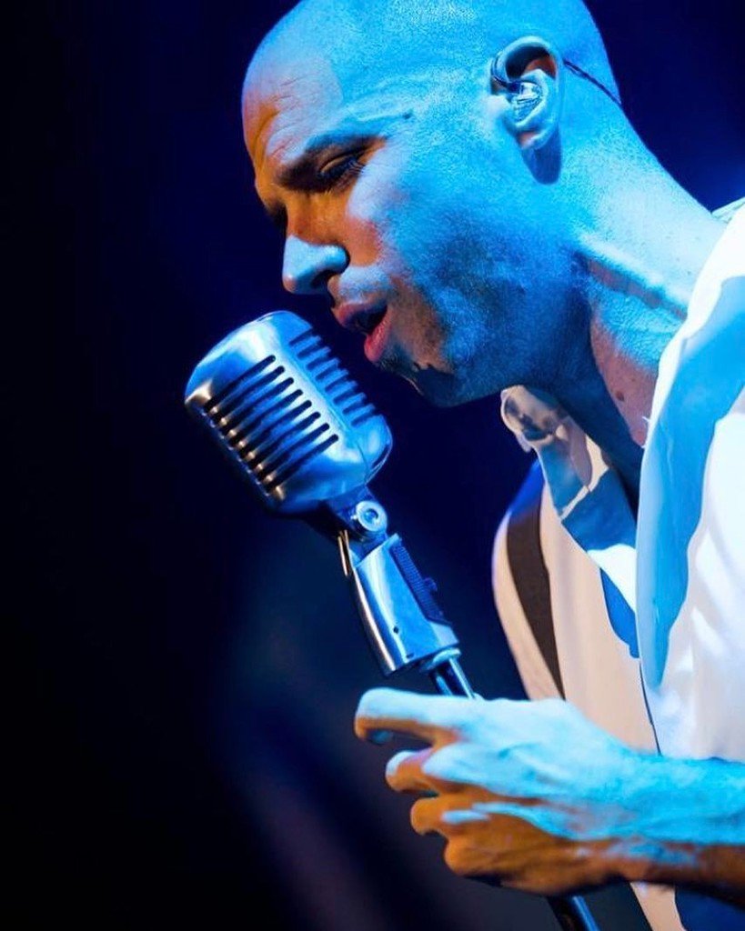 Old school 🎤singing #PVA #vocalists #popartist #vocalcoach #live #music ift.tt/2kyEvV9