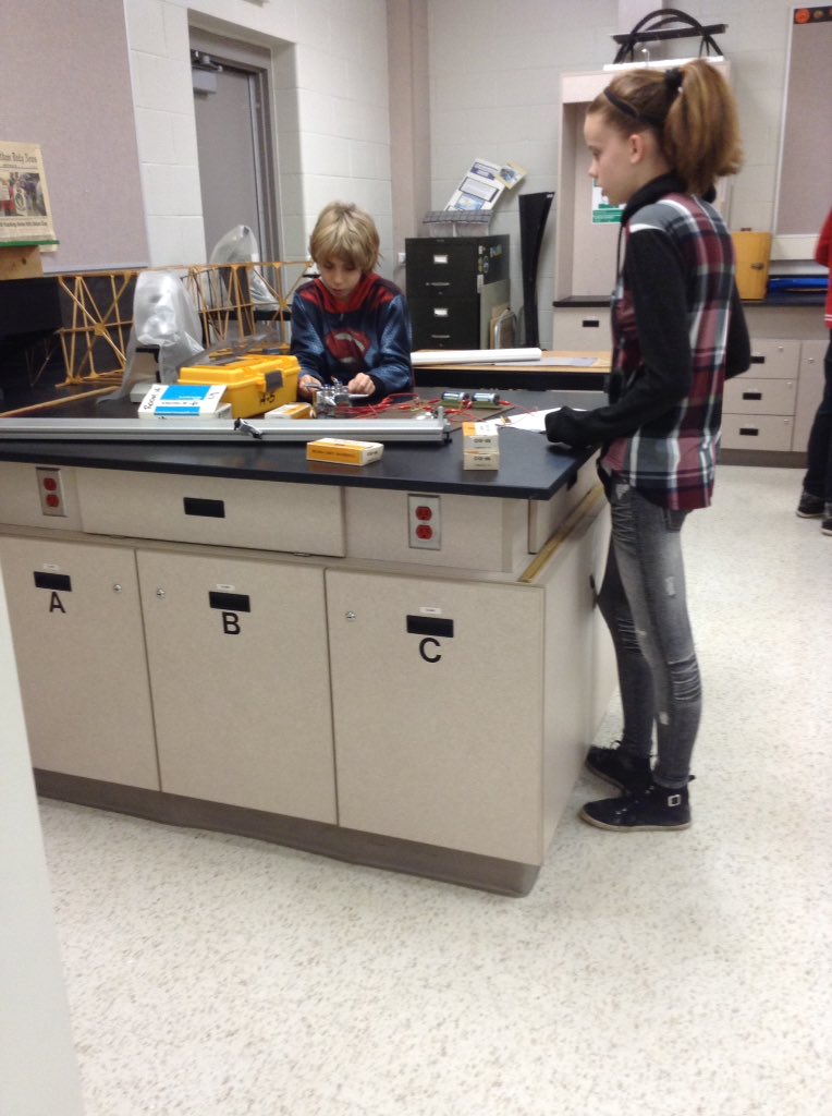 tdhstitans's tweet photo. Students @TilburyArea @WAPSRules learn to build electrical circuits step by step #SciQuest https://t.co/Amj2sKiFeD