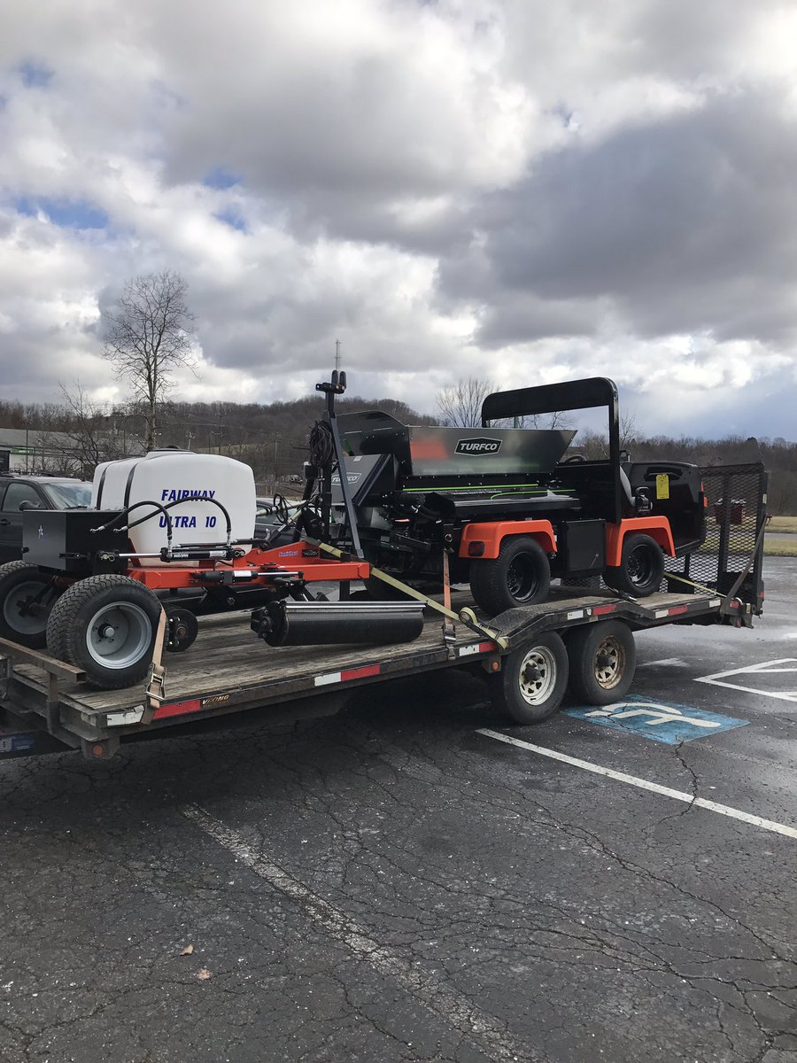 Andyb0930's tweet photo. 3's company.  @SmithcoInc @JacobsenTurf @TurfcoGolf #xd #1550 #ultra10 #precisiontopdressing #fairwayrolling #badasstruck @KriggerCo https://t.co/RYpji6L1O7