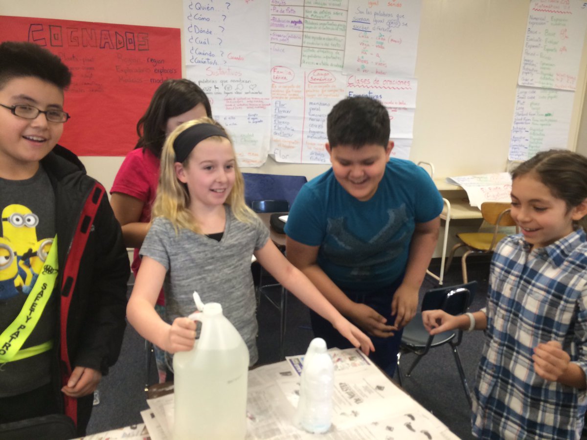 SraRaa1's tweet photo. Creando, experimentando y aprendiendo con volcanes #ciencias #wcusd200 https://t.co/Svx1QAMZcL