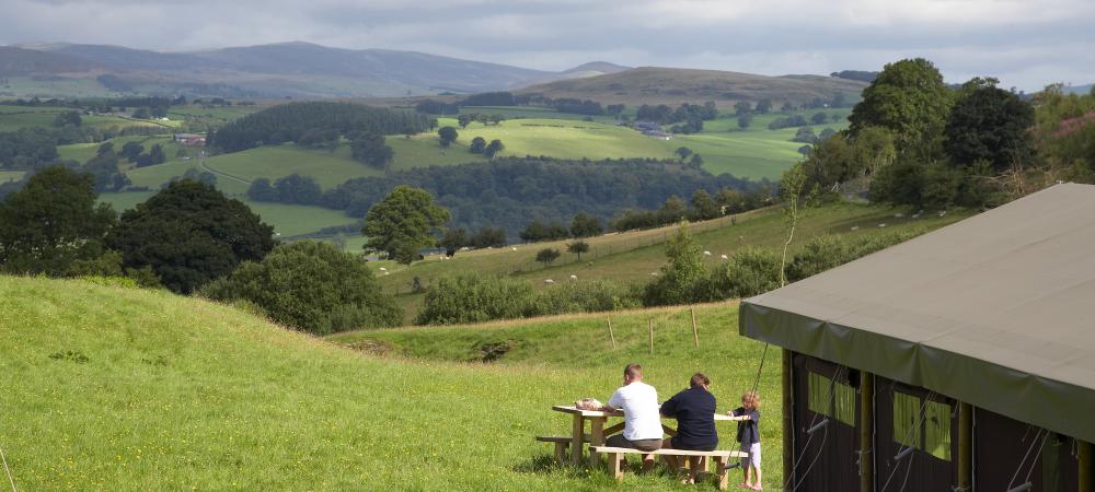 ZOOKnl's tweet photo. Luxe #kamperen in #Wales kan in deze #glamping tent. Met een hottub.... voor als t weer iets minder is. https://t.co/sszPSXLr8g https://t.co/7f2dybP0VG