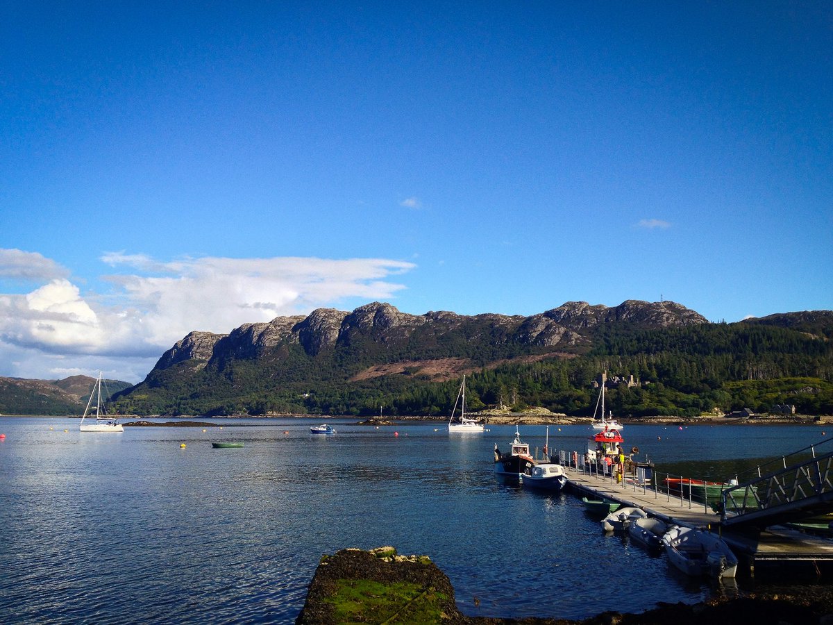 DaftNortherner's tweet photo. A hidden gem of the #Scottishhighlands - #Plockton.

@VisitScotland #scotland #seaview #boatsnhoes #landscapephotography #countryside #uk https://t.co/p8vKyAj7TB