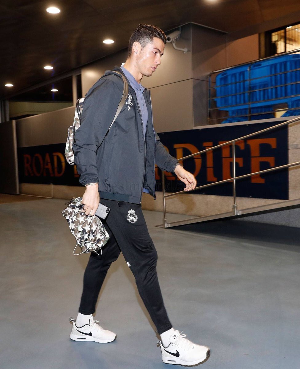 📸 وصول الاسطورة للملعب.