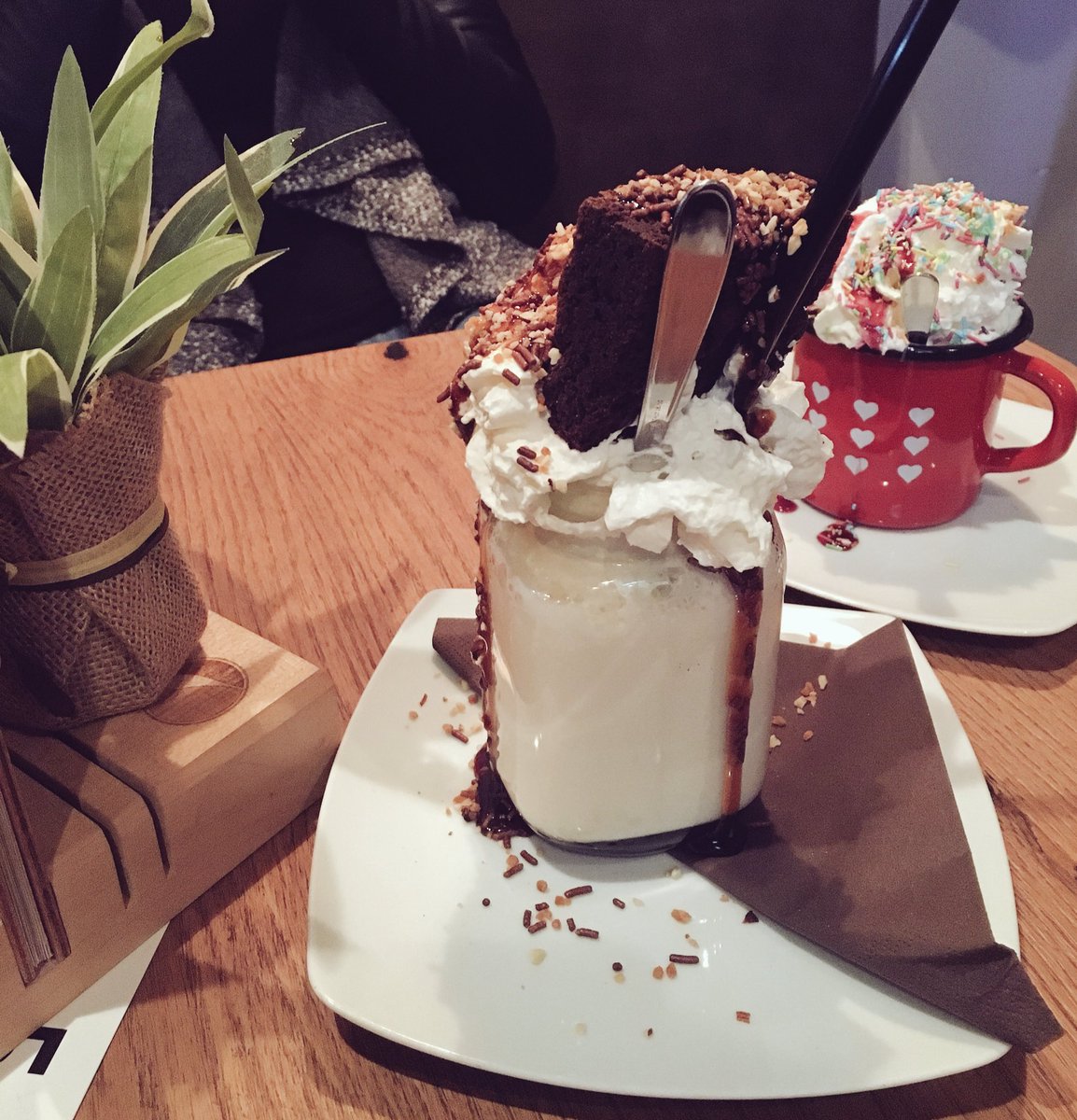 evaremic's tweet photo. Priporočam👌#lockal #brownie #milkshake #Caramel https://t.co/xb1wGSQOZs