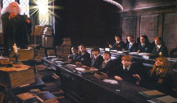 Flitwicktty's tweet image. Dentro de la materia de #Encantamientos, el hechizo Confringo ocupa un lugar exclusivo porque permite puede invocar toda clase de objetos.