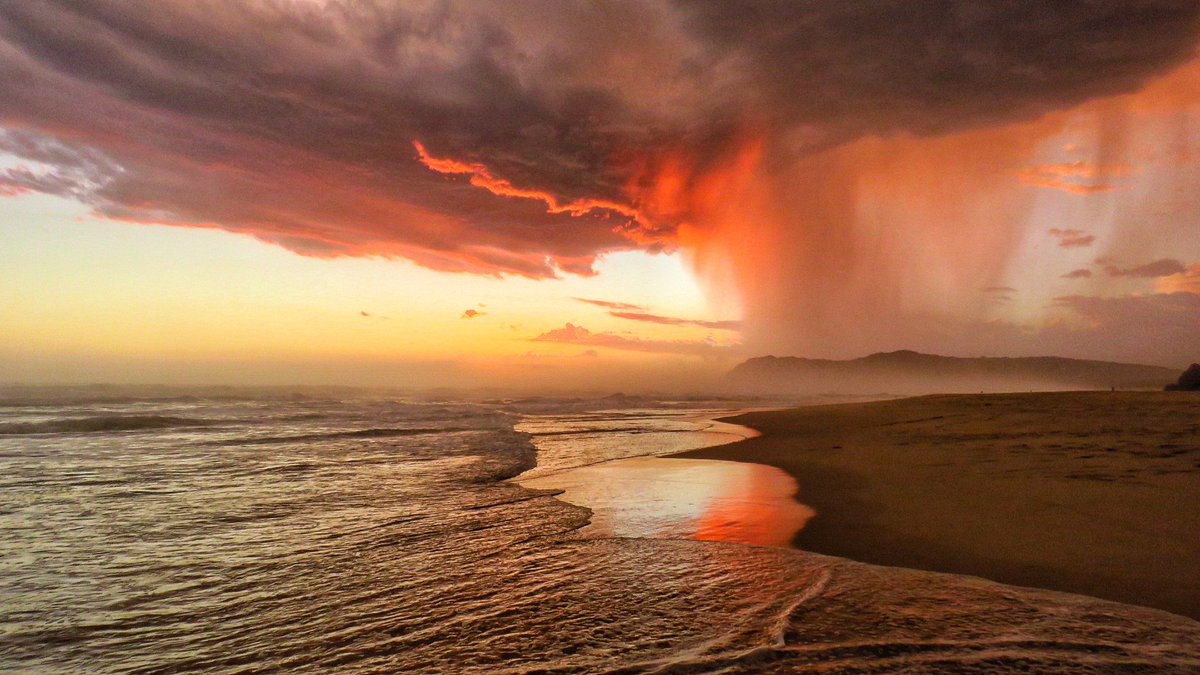 gotravelbug's tweet photo. What an incredible sunset in @visitsedgefield @ExploreKnysna #sunset moments @VisitSA_UK @drivingafrica @GoToSouthAfrica @SouthAfrica https://t.co/94XFM380eL
