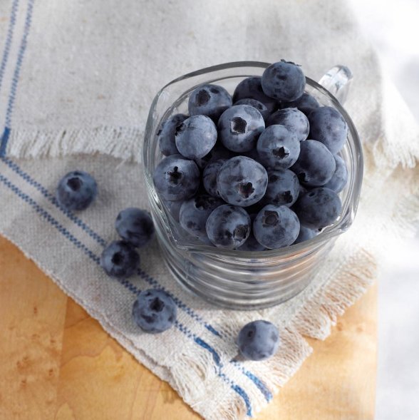 es_pilates's tweet photo. Low cal, high nutrient blueberries make the perfect pre-#pilates snack!
#reformers #pilatesreformer #pilateslovers https://t.co/p3X6Mlw6Km