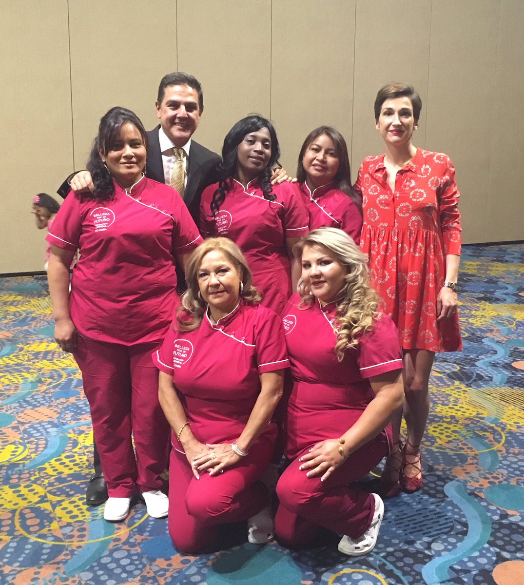 lorealcolombia's tweet photo. Con @Aeastman y @Elvirus31 listos para la graduación de estas hermosas mujeres!! #BellezaPorUnFuturo https://t.co/Rmt4QAezcl