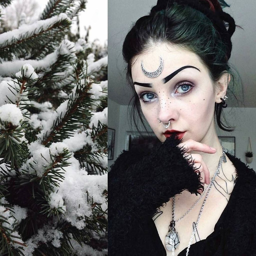 Divine_Crescent's tweet photo. Winter moonchild beauty ❄
@psychara 
#winter #moonchild #crescent #moon #gothgirl #goth #beautiful #repost #winter … https://t.co/haxyCLdVGA