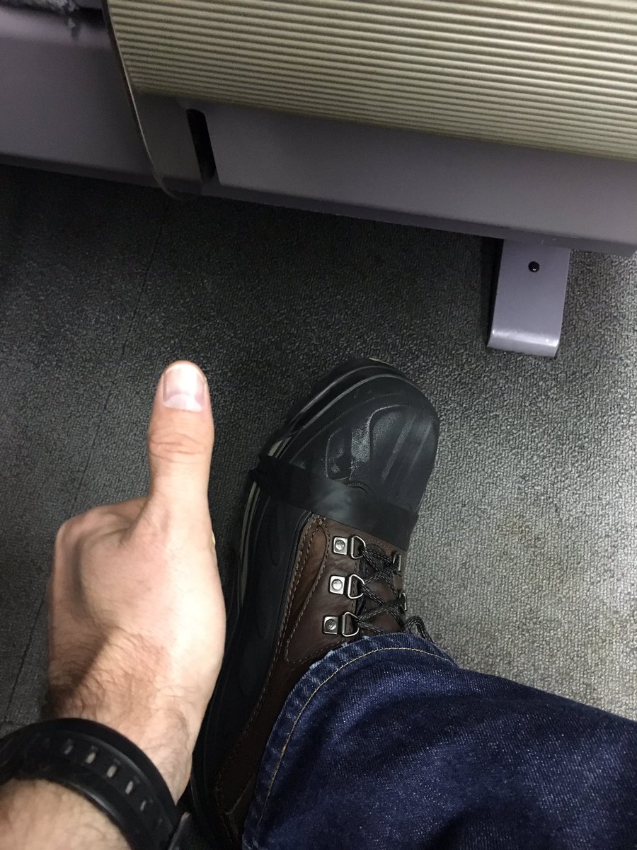 juliankrakow's tweet image. How do #photographers #FixStuff on the road...