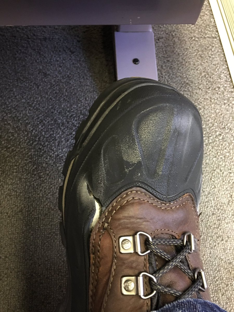 juliankrakow's tweet image. How do #photographers #FixStuff on the road...