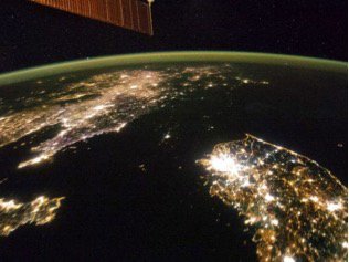 StationCDRKelly's tweet photo. That's no island! That's #Pyongyang! A speck of light in an otherwise black #NorthKorea! https://t.co/PjDuYDBdoI
