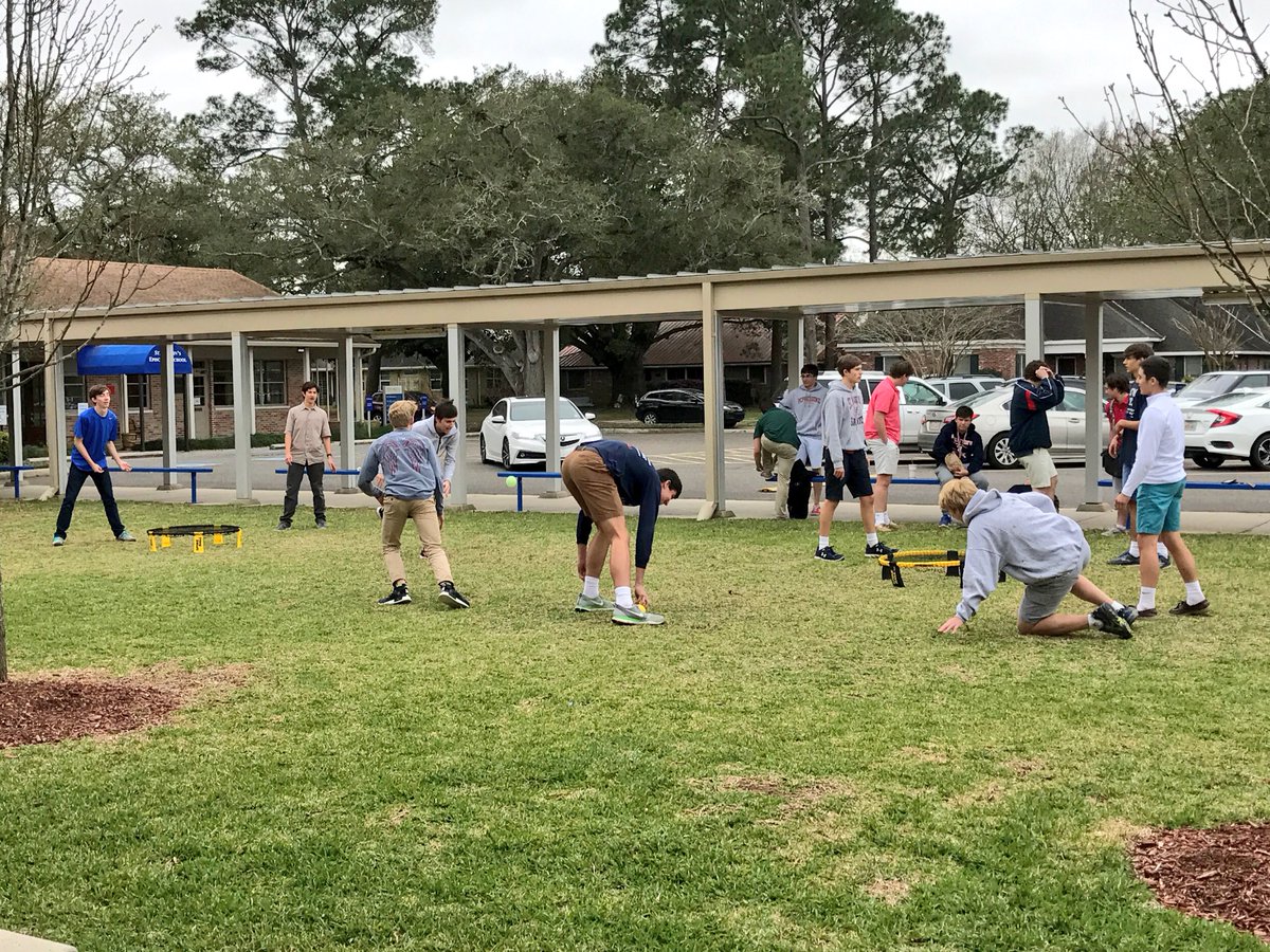 mrsrlovisa's tweet photo. Spike Ball at lunch at #stmus @stmsaints https://t.co/ysDL5h04m7