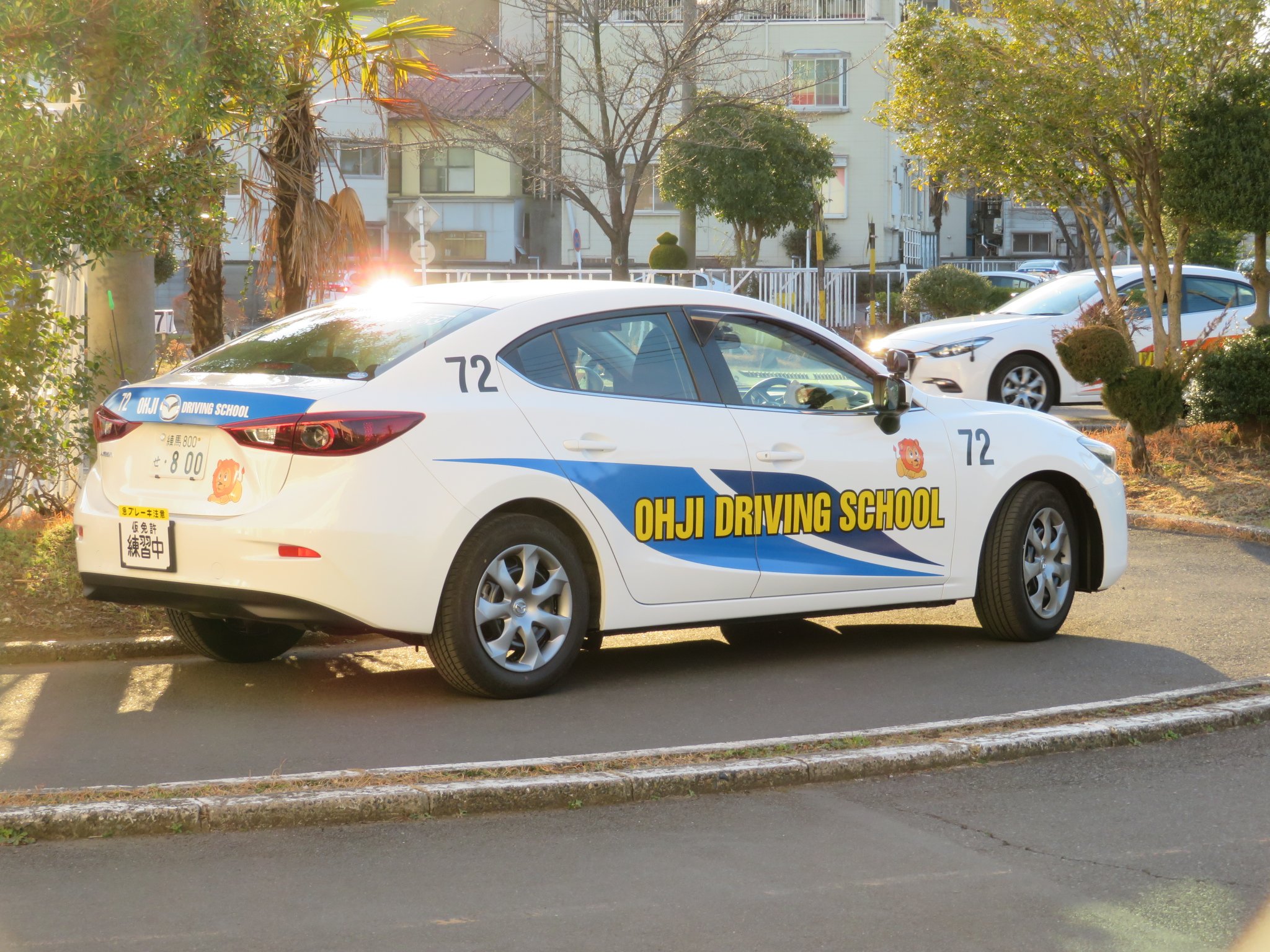 中央大学生協理工店 続き 王子自動車学校さんの教習 車 新車 になっても ブルーラインがmt車 オレンジがat車というところは同じ 教習コースの中は 意外とmt車が多く走っていました この時間は 路上教習段階の方が多かったみたい 教習コースは