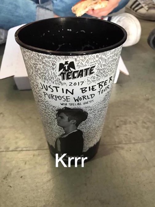 biebernovidade's tweet photo. Na compra de alguma bebida dentro do estádio, você ganha esse copo! JÁ QUEREMOS NO BRASIL. #PurposeTourMonterrey https://t.co/gNTuSKrUJe