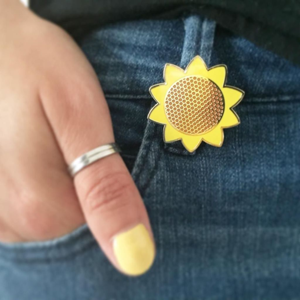 Sunshine_Jo's tweet photo. HOLY SH*TBALLS! There's only 3 sunflower pins left 🙊 #pisspoorplanning #hellosunshinepinga… https://t.co/iUKGO2v7CX https://t.co/1SbZR1LHGJ