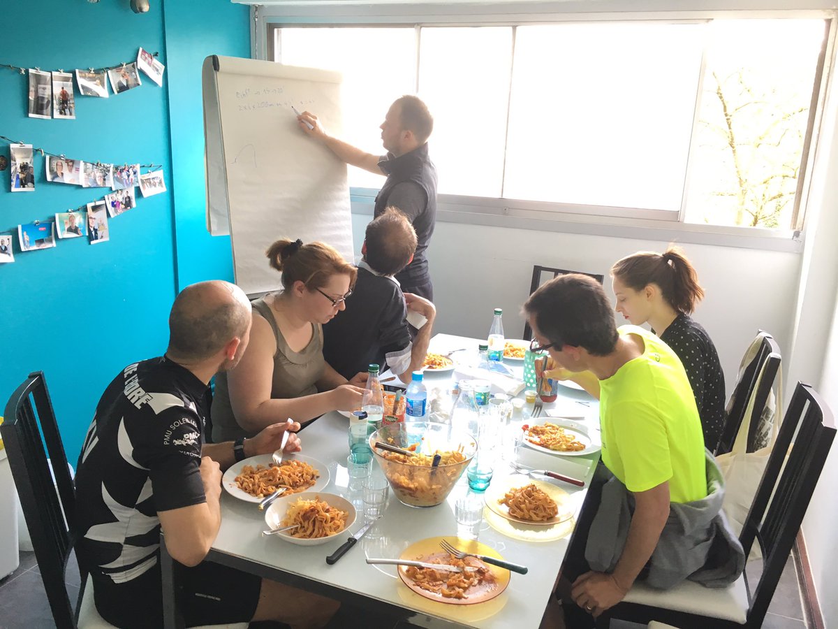 Guilloux2711's tweet photo. Chez @viragegroup, on prépare déjà le #marathon de #nantes entre étude de VMA et #patesbolo. https://t.co/0JiCLaV6kI
