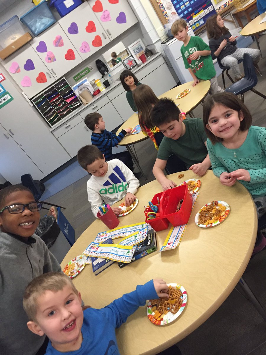 MWolynski's tweet photo. Our 100 day trail mix... each student brought in 100 snacks. 1,900 snacks in total! #pattengillpride https://t.co/VLjIVYGoKM