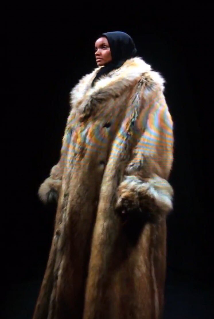 thesneakher's tweet photo. Somali-American model, Halima Aden, walked for Yeezy Season 5 in her hijab. 🖤 https://t.co/HRDgfjq4yI