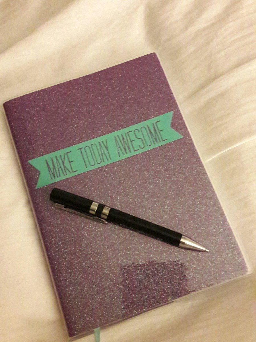 Debbie1311's tweet photo. I โคa bit of old school diary keeping ๐ #noblogging #handwritten #thoughtsfortodat https://t.co/xdDF7QyXEZ