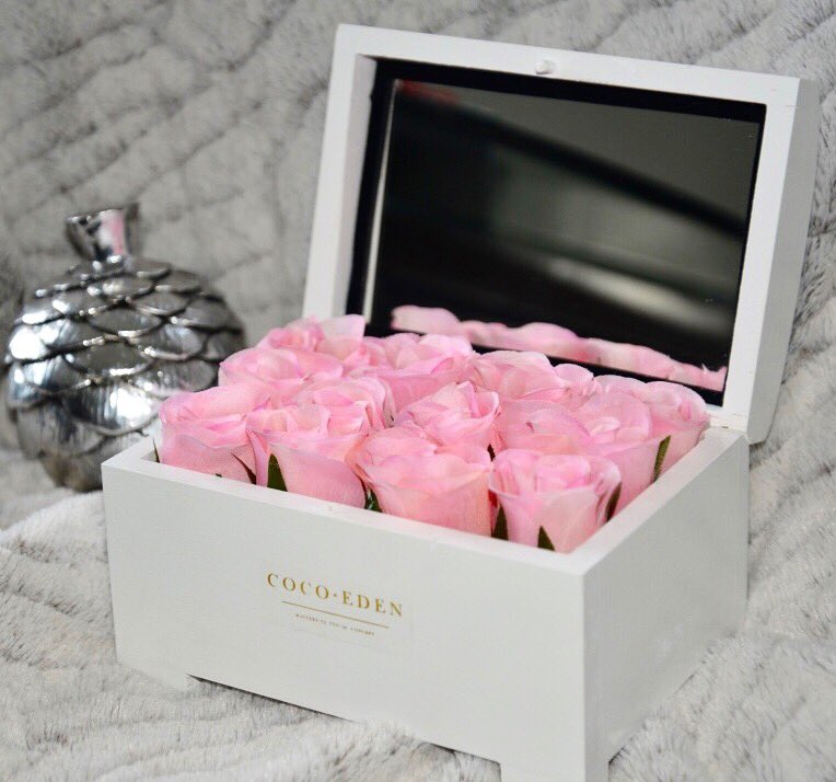 CocoEdenFlowers's tweet photo. Our Signature Keepsake Box... #flowers https://t.co/adAjvSW66e