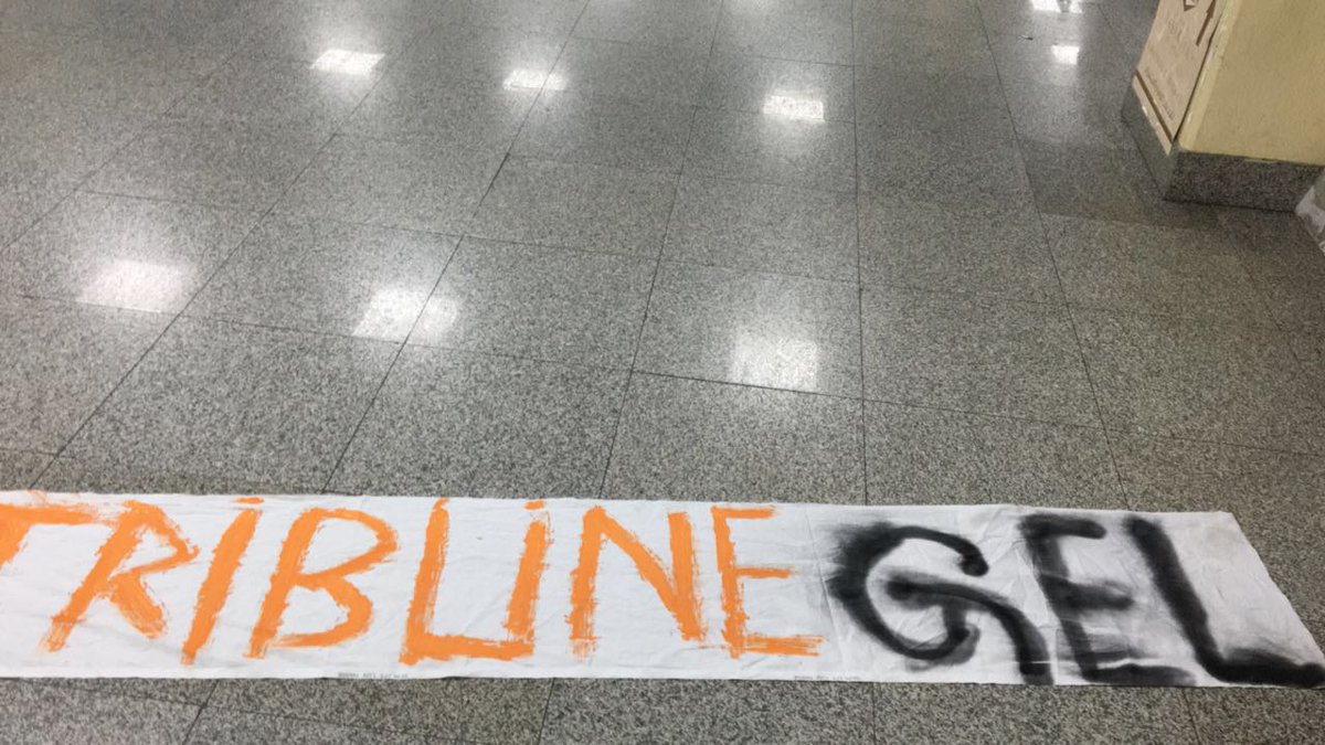 1453 Başakşehirliler, bir dershanenin "Tribünde değil locada ol" kampanyasına karşı savaş açtı.