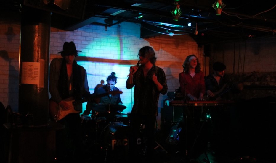 ElectricFeelMMU's tweet photo. Huge thank you to Gathering of Strangers for coming to support @mndassoc tonight at MND: Music 'n' Drinks FEST! Amazing performance! https://t.co/Y2QvsncOU8