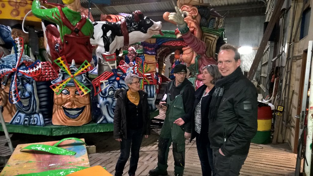 Met frikadellen naar de vrijwilligers van <a href="/CVdeKarklingels/">CV de Karklingels</a> in Oostrum. Gezellige #traditie #CDAVenray !