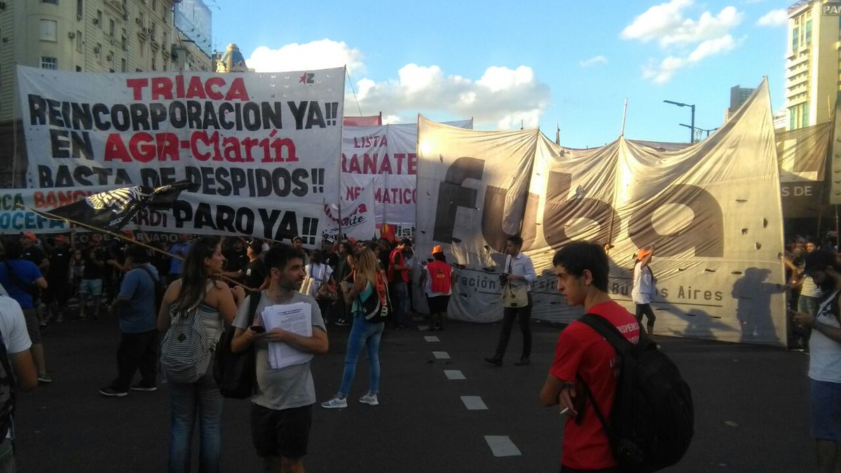 UJSPOSociales's tweet photo. La FUBA en el corte de 9 de julio con los gráficos. #TriacaReuniteConAGR https://t.co/L5RtVpIjJ6