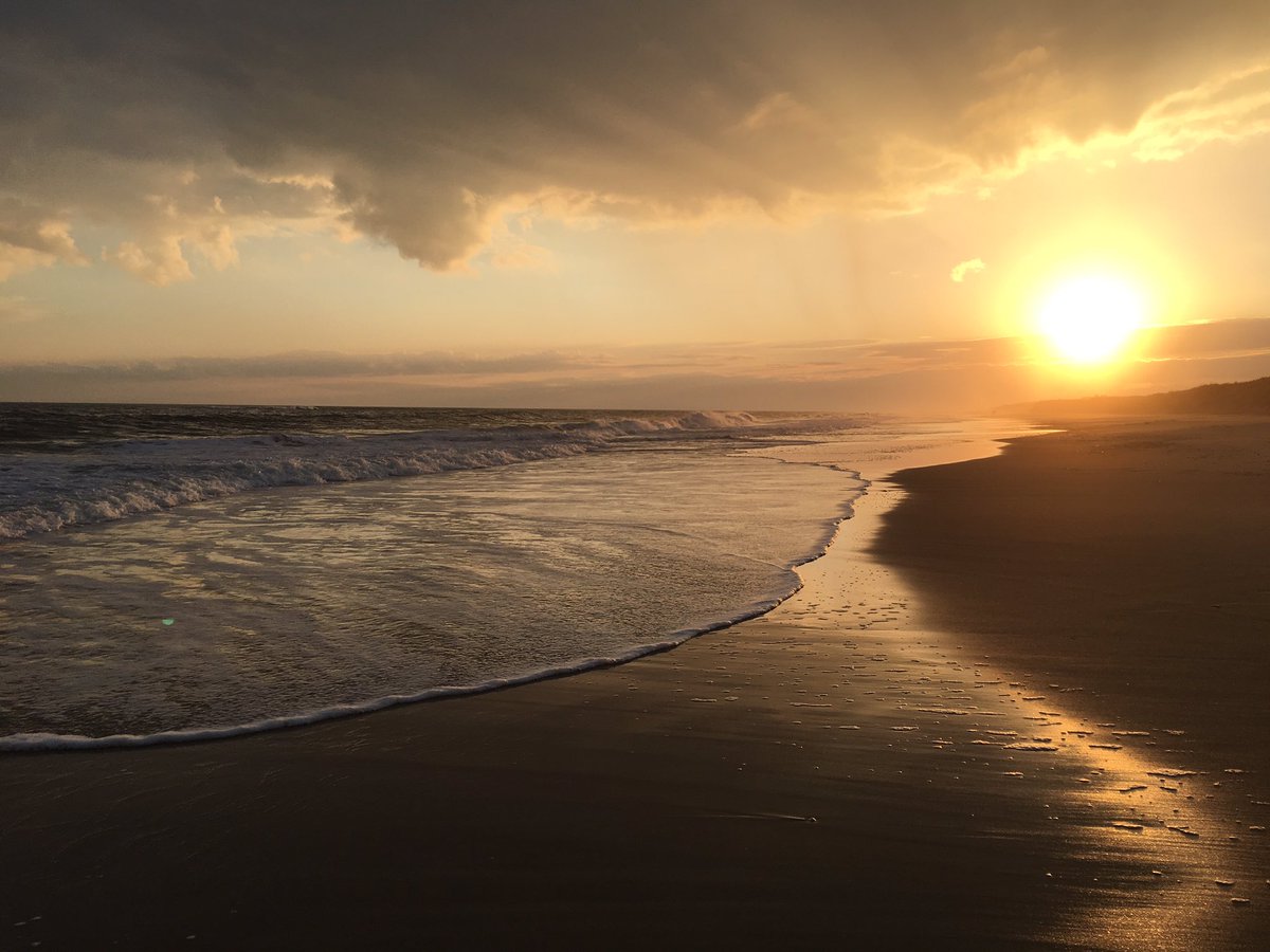 NicoleBarylski's tweet photo. Another night, another spectacular #hamptons #sunset #beach #eastend #flyingpoint #watermill #winter #longisland #saltlife https://t.co/iBv5vUjj35