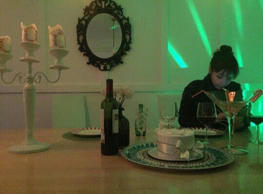 minkook_'s tweet photo. dating herself alone bec her boyfie is in the army (push ko to 😂❤️) #topbom https://t.co/679bXkmApe
