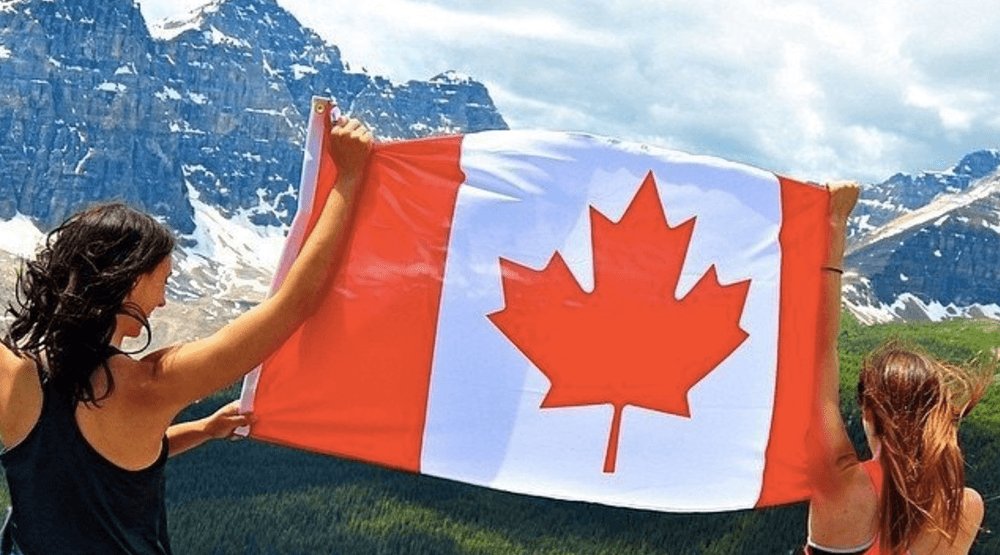 DailyHiveVan's tweet photo. The history behind the maple leaf🍁 13 things you didn't know about the Canadian flag https://t.co/g4dHWk01lx https://t.co/YEhQMZa9Al