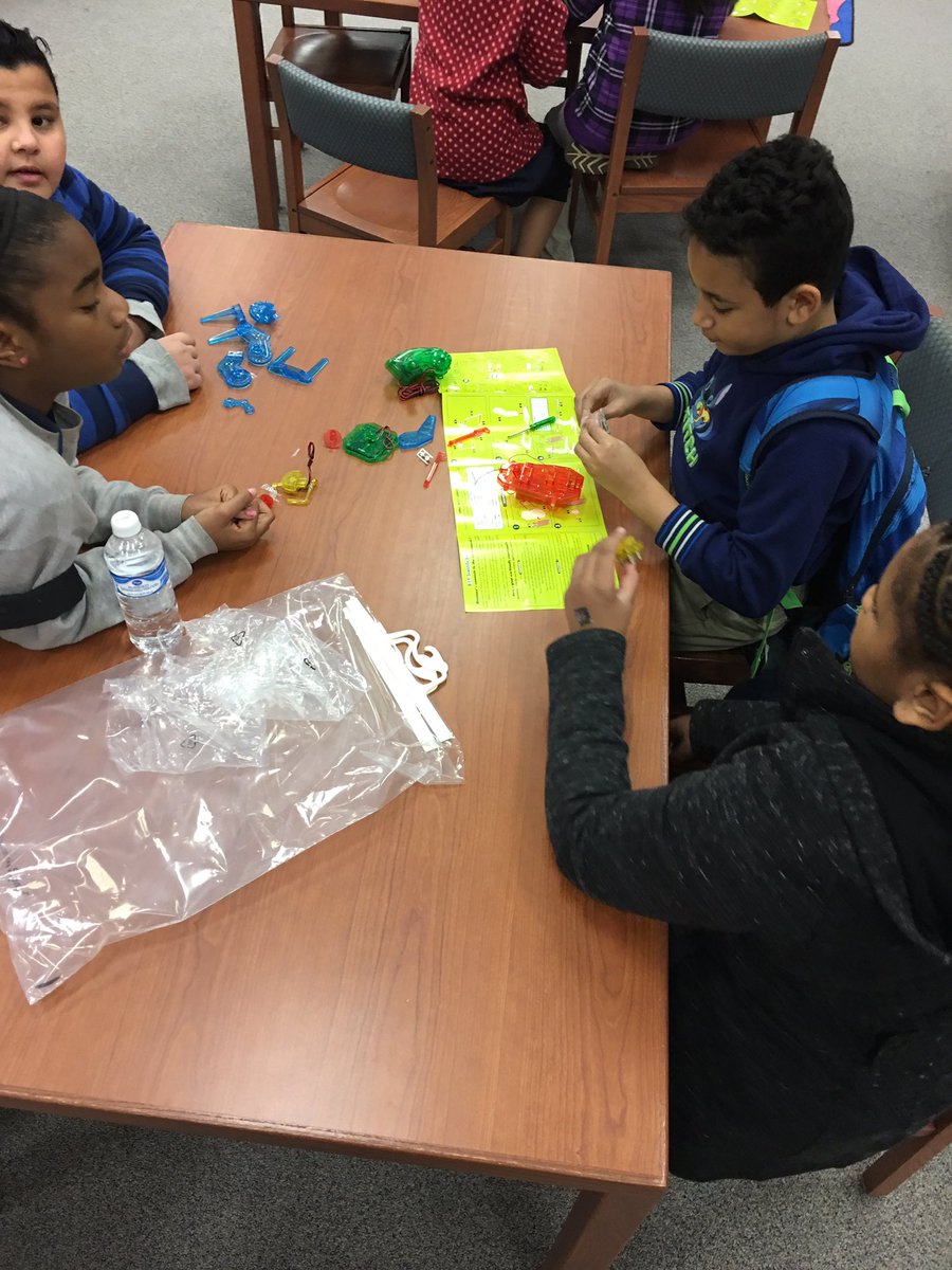 bush_library's tweet photo. GRAND OPENING of the Bush Library Makerspace!!!! Kids enjoyed making robots!! #BobcatPride #BushPower @ajbushelem https://t.co/yBnOocrMqG