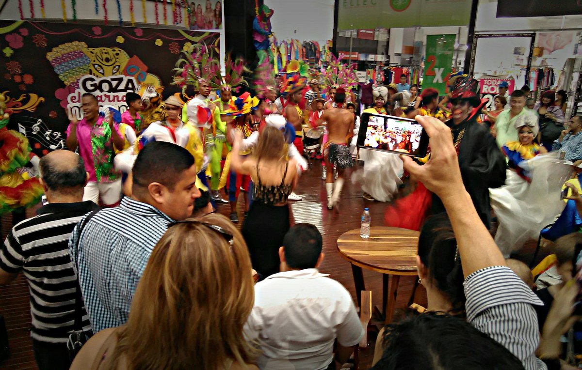 carnavalso's tweet photo. @carnavalso se tomo el Centro Comercial Miramar.
#Promo365
#LaFiestaEsDeTodos https://t.co/xglttkwKpW