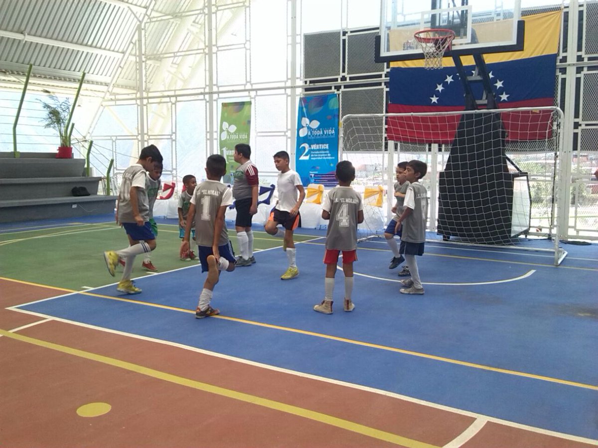 NestorLReverol's tweet photo. #Ahora | Esta Cancha de Paz consta de: máquinas de spinning, mesas de ping pong, gimnasio y baloncesto #PazYVidaConNicolás https://t.co/K3Q8mTB93R
