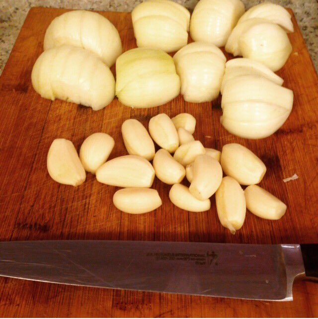 KitchenSprout's tweet photo. #HomeChef #PulledPorkShoulder #ComfortFood #LowNSlow #Onions #Garlic #Thyme #Guinness #Foodporn #Friends #GoodEats #GoodTimes #WineWednesday https://t.co/SYDAMeg6Lp