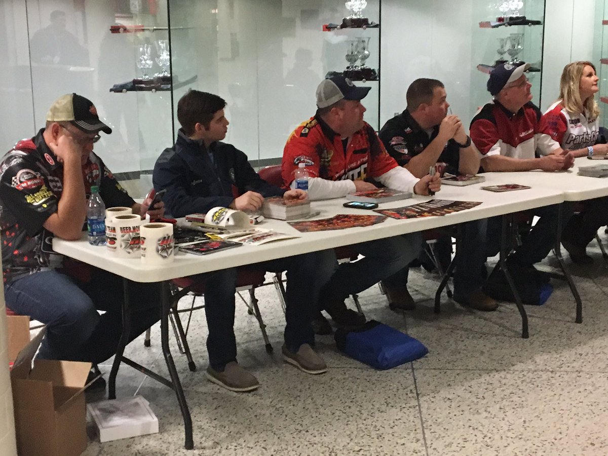 TeamYoungBlood's tweet photo. Signing autographs at the #NFMS17 https://t.co/oMiHh8s26G