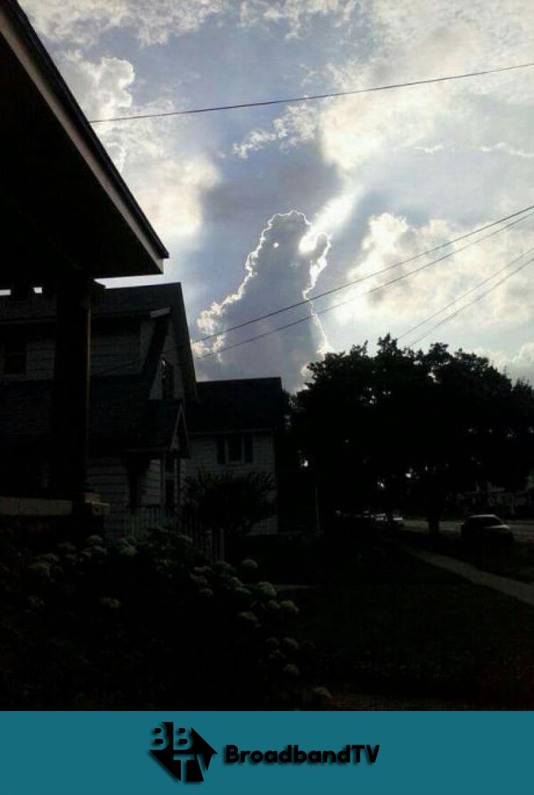 Broadbandtves's tweet photo. Y un día apareció Godzilla en el cielo... https://t.co/GTQIDhBK3x