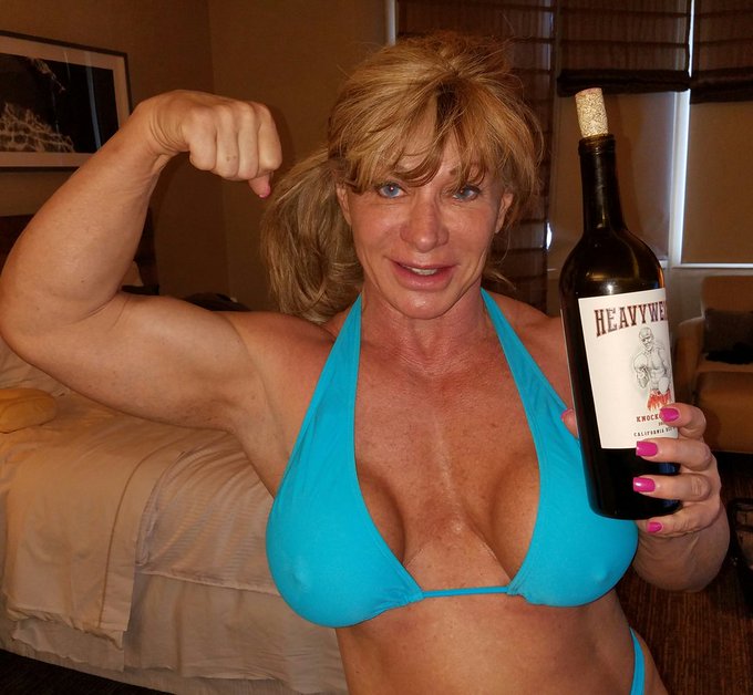 Heavyweight Red to the rescue! Hot tub in the snow after a great ski day!! #femalemuscle https://t.c<a href="/tag/femalemuscle"class="tags"><span>#femalemuscle</span></a>