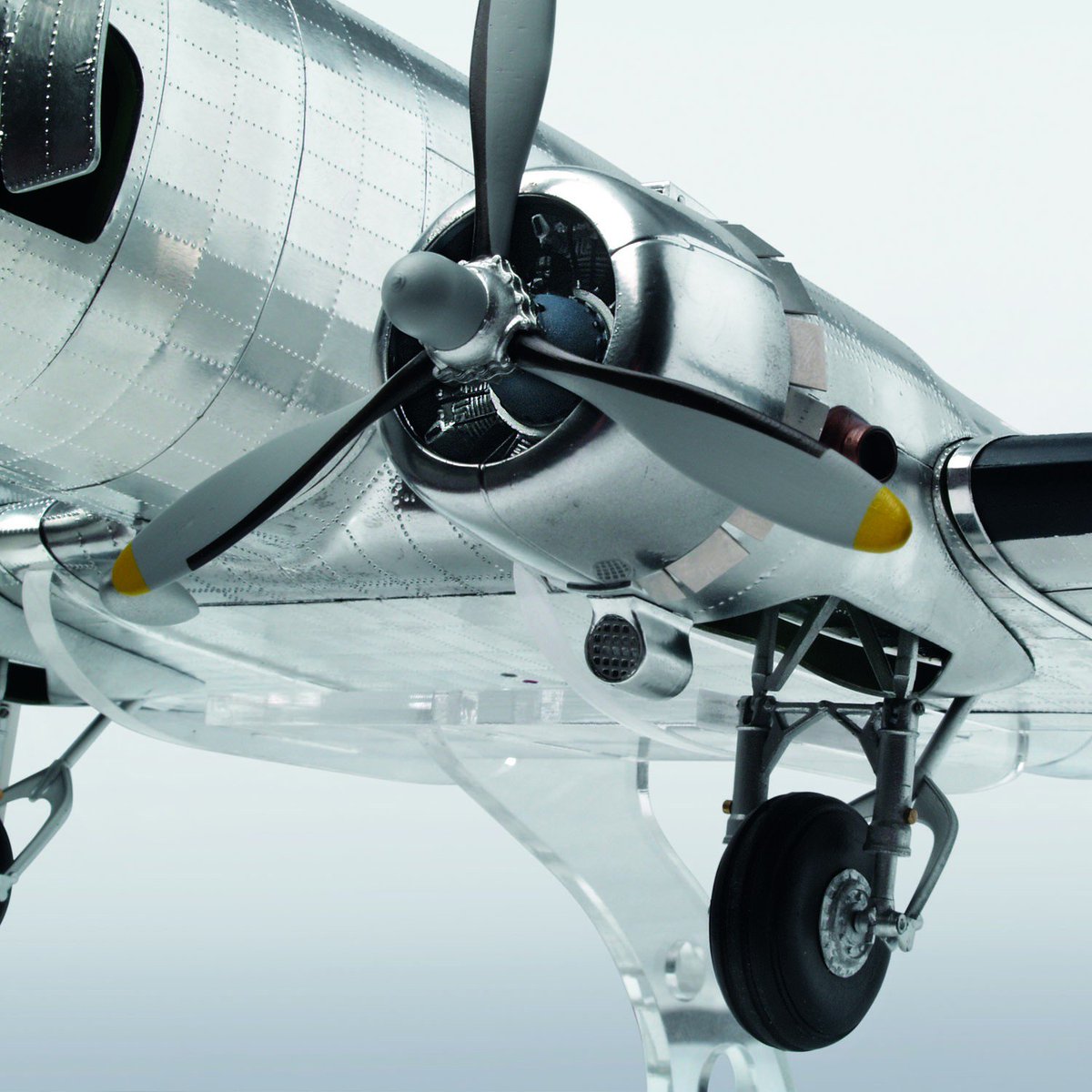 ModelSpaceIT's tweet photo. Dal suo primo #volo nel 1935, il #bimotore #Douglas DC-3 ha aperto le frontiere della moderna #tecnologia aerea: https://t.co/cKiTIUgixV https://t.co/VuyoOoX9Or