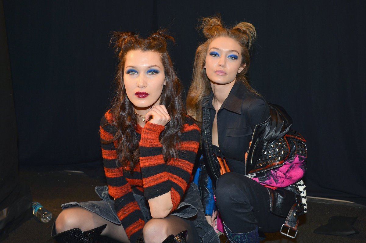 bellahadidbth's tweet photo. 2 พี่น้อง Hadid ที่ด้านหลังเวทีแฟชั่นโชว์ Anna Sui 👧🏼 https://t.co/nJOcoHLvU3