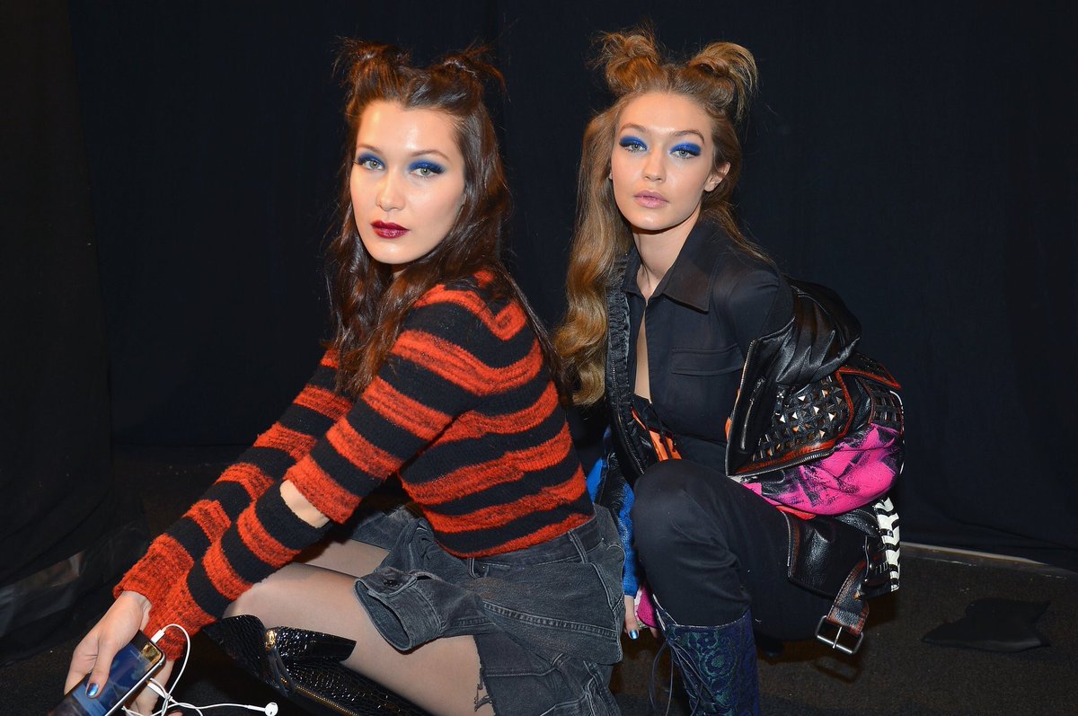 bellahadidbth's tweet photo. 2 พี่น้อง Hadid ที่ด้านหลังเวทีแฟชั่นโชว์ Anna Sui 👧🏼 https://t.co/nJOcoHLvU3