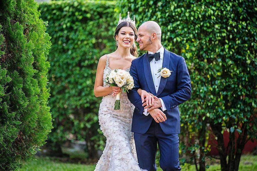 FreirePhoto's tweet image. I still don't have enough of this couple 👰🏻 #WeddingMeetsFashion 
#bridalgown @lazarobrida… ift.tt/2lMRBn3