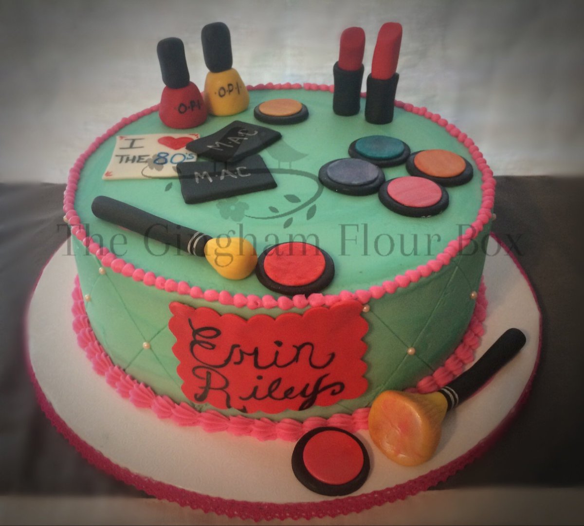 Ginghamflourbox's tweet photo. #girliegirl #makeup #birthdaycake https://t.co/LHjy1jHi41