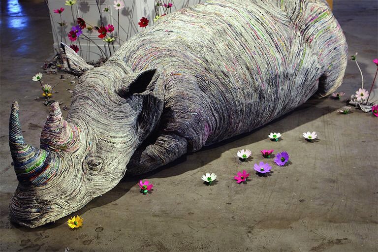 Japanese paper artist Chie Hitotsuyama uses recycled rolled up newspaper to create these incredible life-like sculptures 🦏#recycle #art