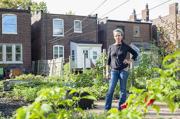 RFTimes's tweet photo. .@dirtygirlfarms supplies top chefs from an unlikely spot: Anne Lehman's Tower Grove South backyard. https://t.co/svuj3G33nS https://t.co/PL8pWuUgwp