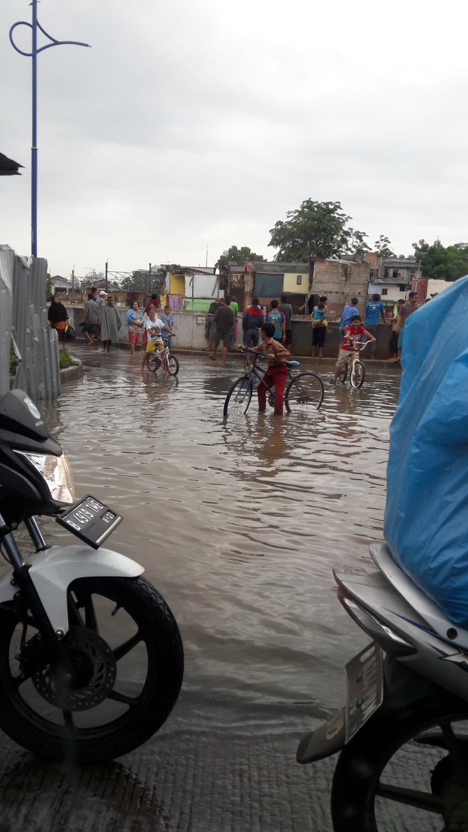 modestarin's tweet photo. Paaak @basuki_btp sungainya merembes nih,macet bgt jatinegara barat, ngantor telat nih,ayo pak kerja pak g usah urusin pilkada lagi. https://t.co/kGa9TvKyQX