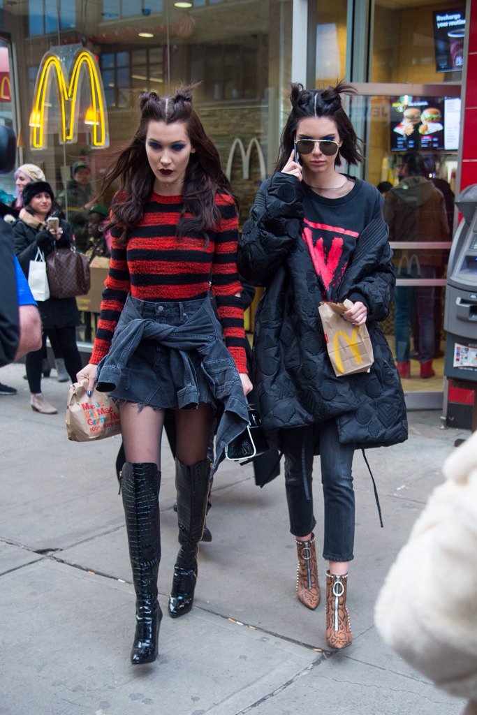 BellaHadid_TH's tweet photo. Bella กับ Kendall ขณะออกจากร้าน McDonald ใน Manhattan. //เดินแบบเสร็จแล้วกินได้---😋 https://t.co/fQOxWkLeXF