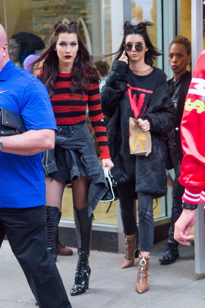 Bella กับ Kendall ขณะออกจากร้าน McDonald ใน Manhattan. //เดินแบบเสร็จแล้วกินได้---😋